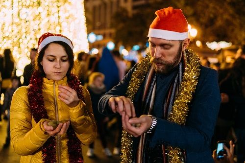 Una pareja comiendo uvas en Nochevieja