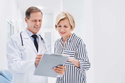 Mujer en la consulta de cirugía plástica