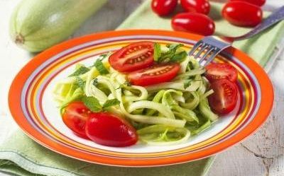 Receta de espaguetis de calabacín con tomate y piñones