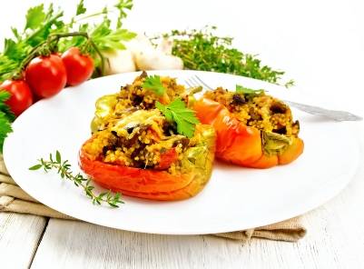 Tomates rellenos de ensalada de cuscús