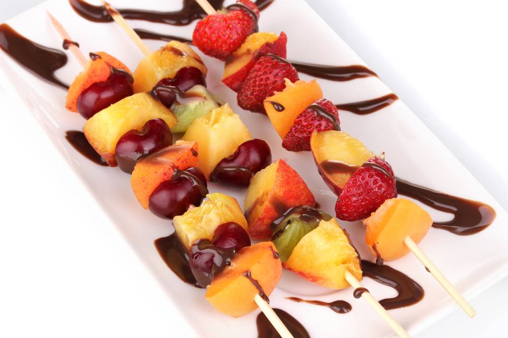 Brochetas de frutas con chocolate