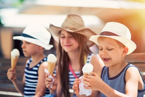 Niños comiendo helados