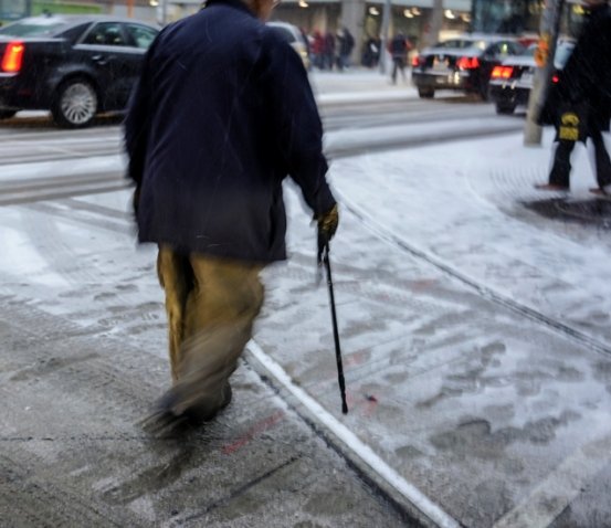 Hombre usando bastón en invierno