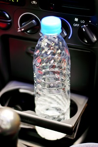 Botella de agua en el coche
