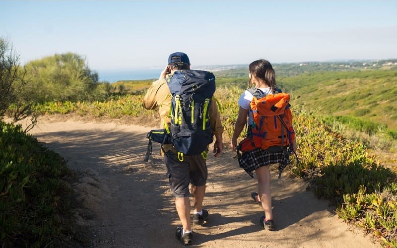 Rucking, el ejercicio completo que combina caminata y pesas