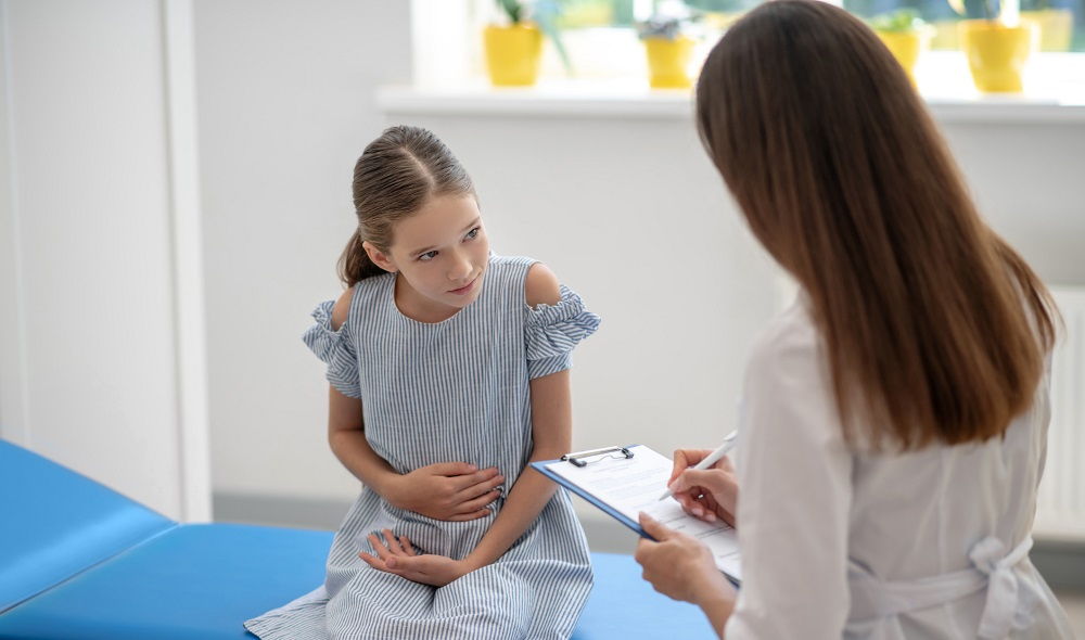 Una niña con dolor de tripa en la consulta