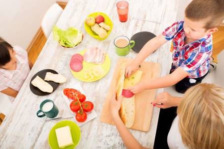 Es sano que los niños ayuden a prepararla comida