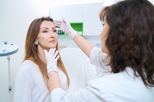 Una mujer en la consulta de medicina estética