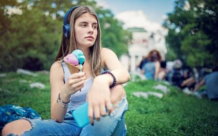 Una adolescente escuchando música