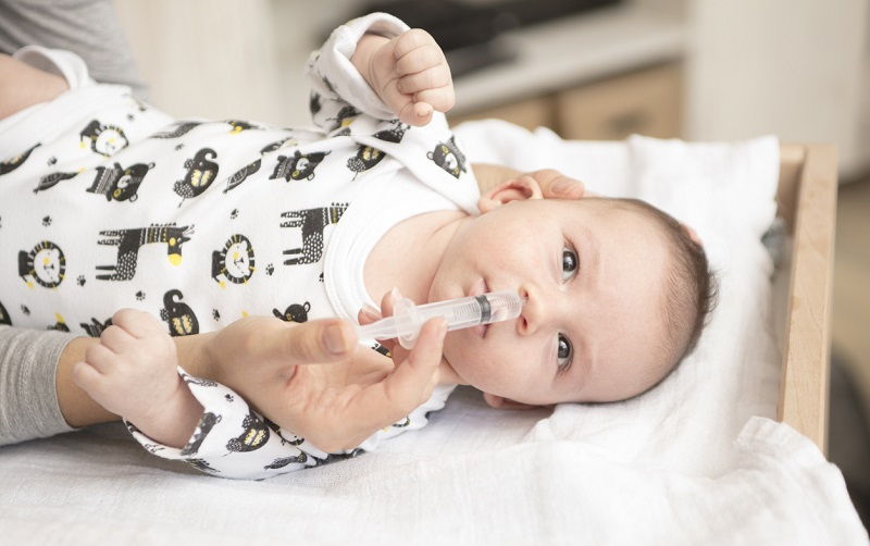 Cómo hacer un lavado nasal al bebé en 2 pasos