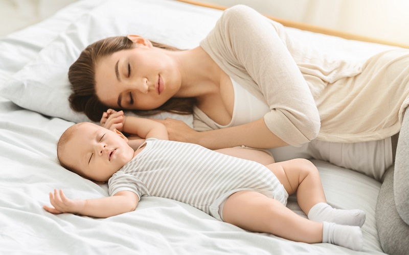 Colecho: ¿Es bueno dormir con tu bebé?